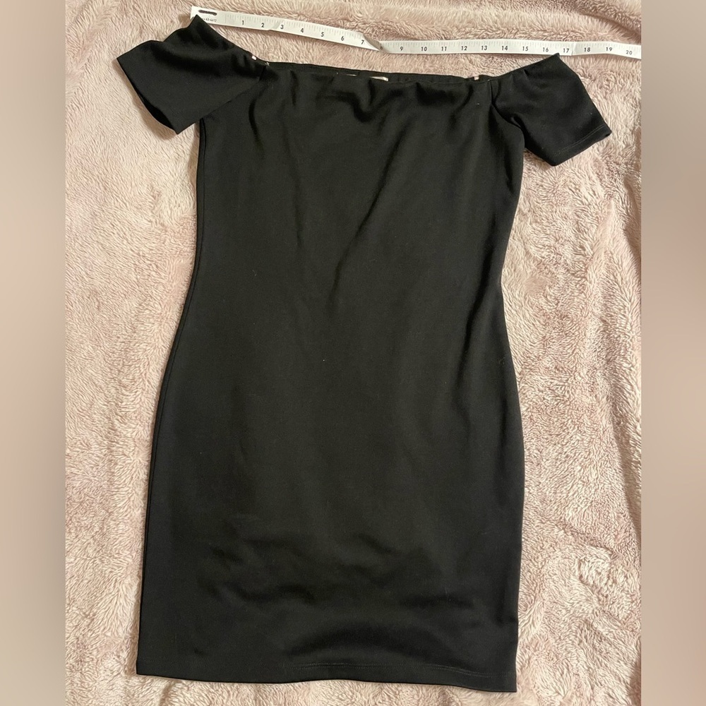 Forever 21 Womens Medium
Black, Off Shoulder Dress
